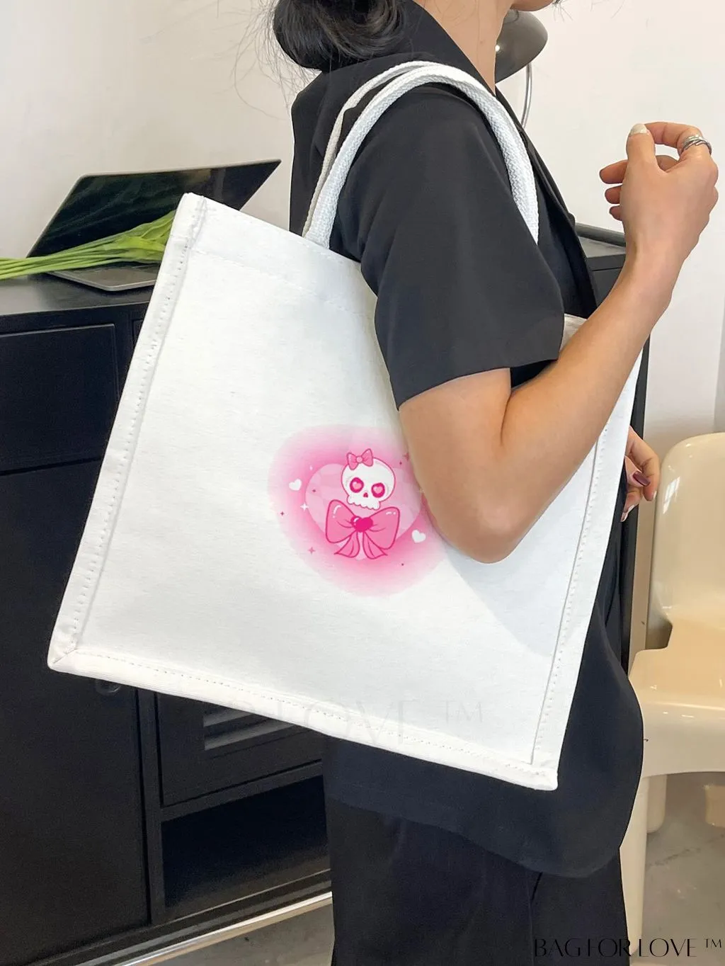 BagForLove - Chic Skull Print Tote: A Fashionable Must-Have