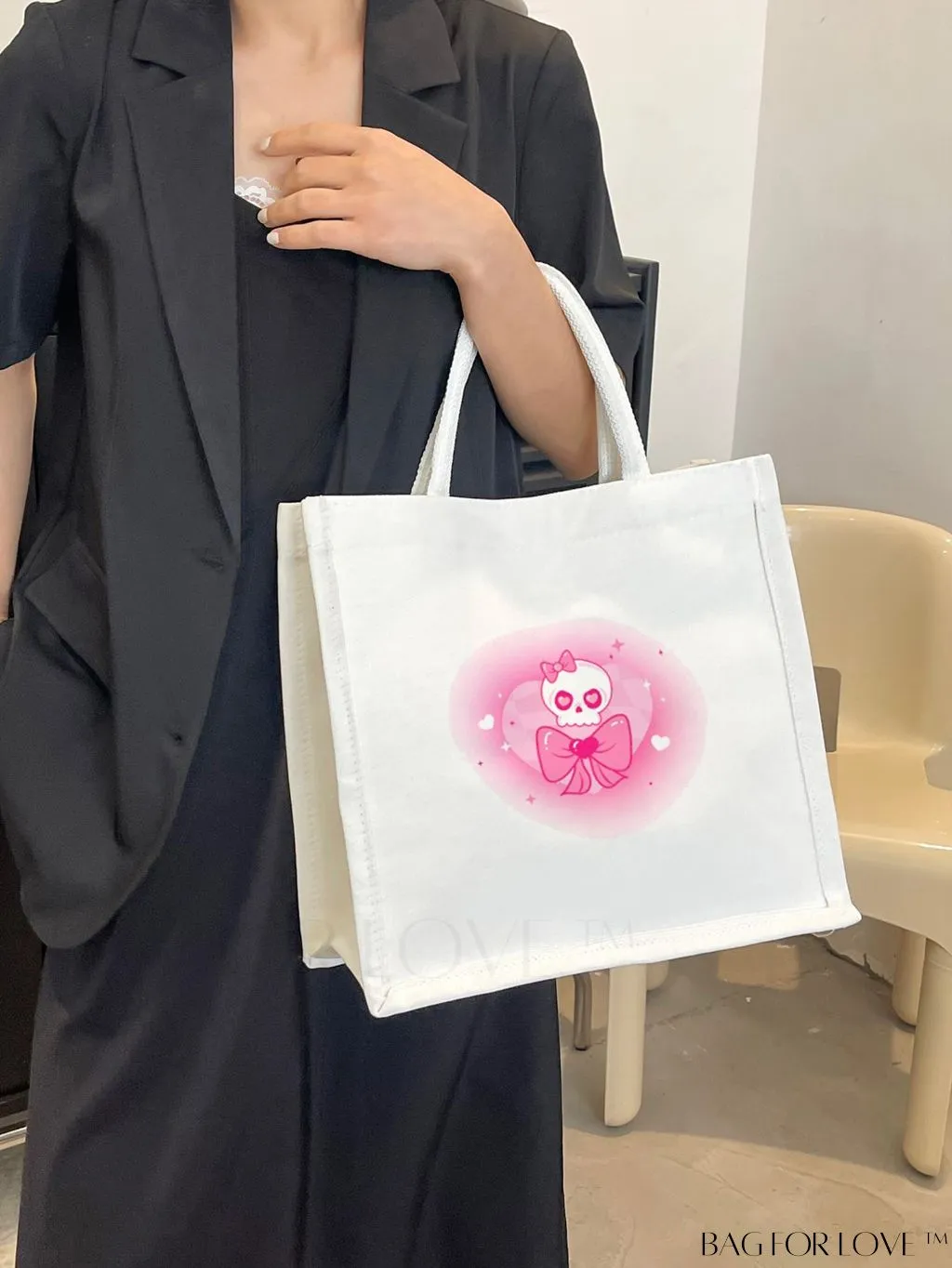 BagForLove - Chic Skull Print Tote: A Fashionable Must-Have
