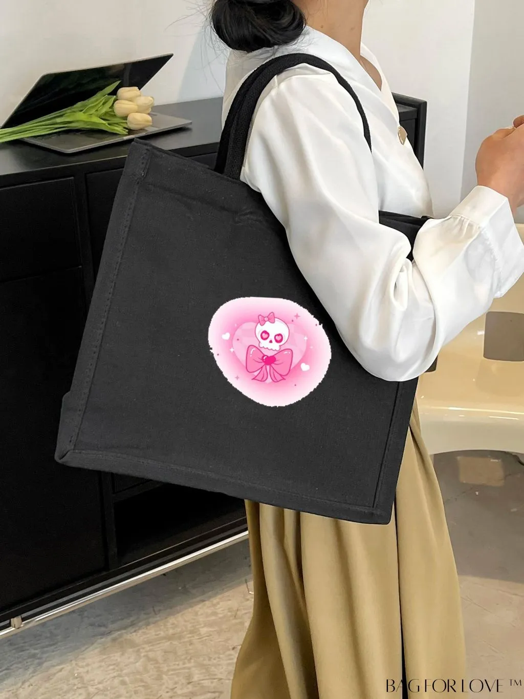 BagForLove - Chic Skull Print Tote: A Fashionable Must-Have