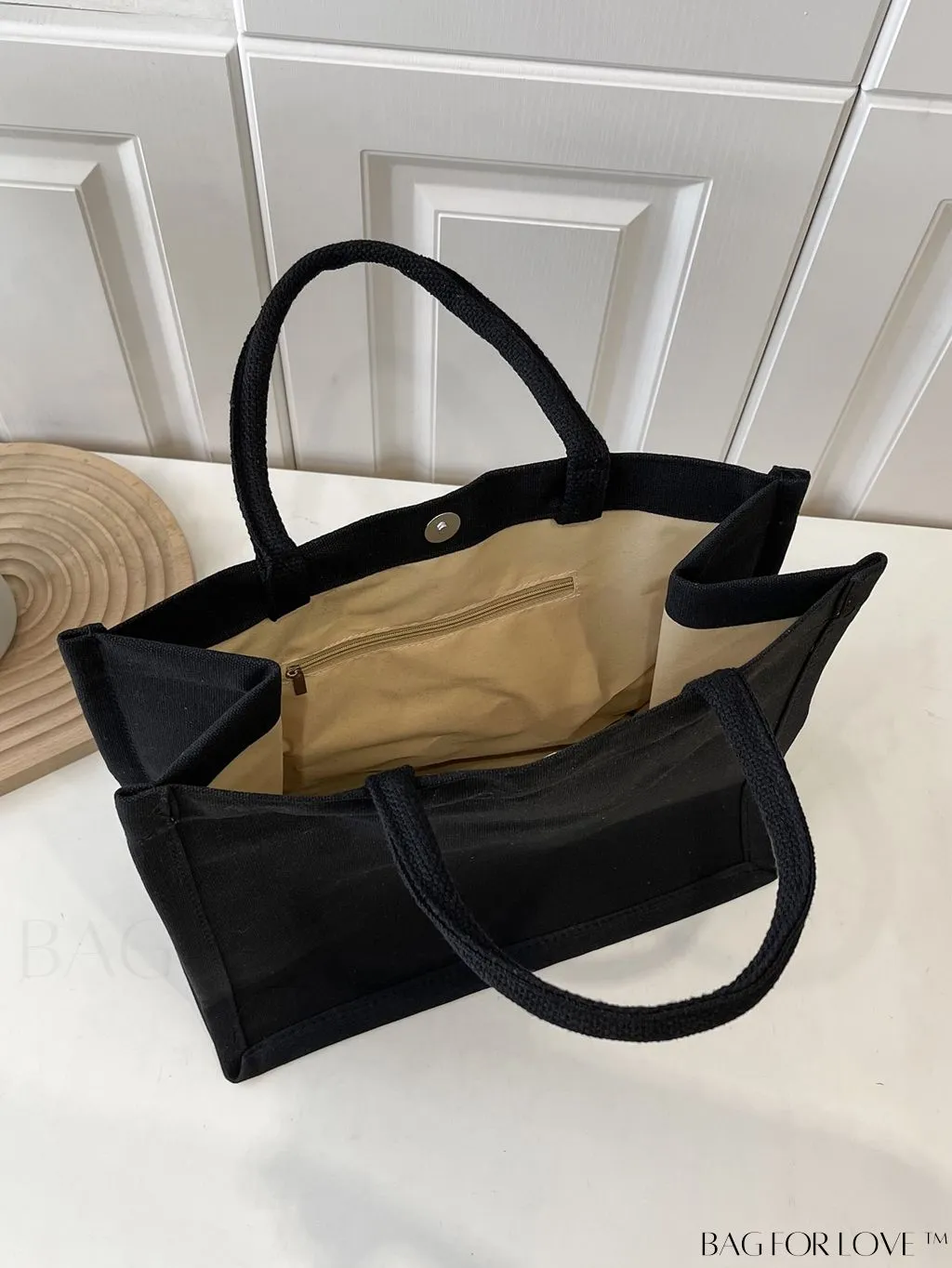 BagForLove - Chic Skull Print Tote: A Fashionable Must-Have