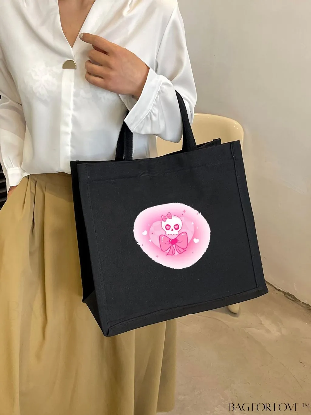 BagForLove - Chic Skull Print Tote: A Fashionable Must-Have